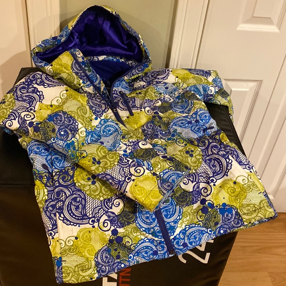 Ski jacket insulated with snow skirt